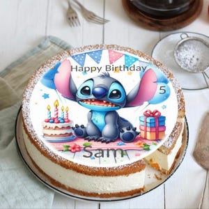 Könnte beinhalten: Ein runder Geburtstagskuchen mit einem Cartoon-Bild von Stitch, mit den Worten "Happy Birthday" und "Sam". Der Kuchen hat eine weiße Füllung und ein Stück wurde entfernt. Die Zahl "5" ist ebenfalls sichtbar.