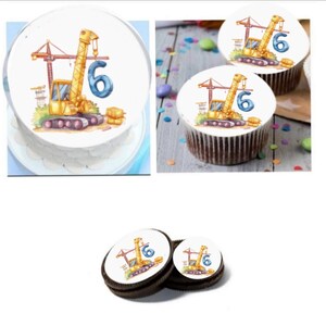 Könnte beinhalten: Ein weißer Kuchen und Cupcakes, die mit essbaren Bildern verziert sind, die einen gelben Baukran, eine blaue Zahl 6 und eine braune und gelbe Baustelle zeigen. Der Kuchen und die Cupcakes sind für einen Geburtstag dekoriert.