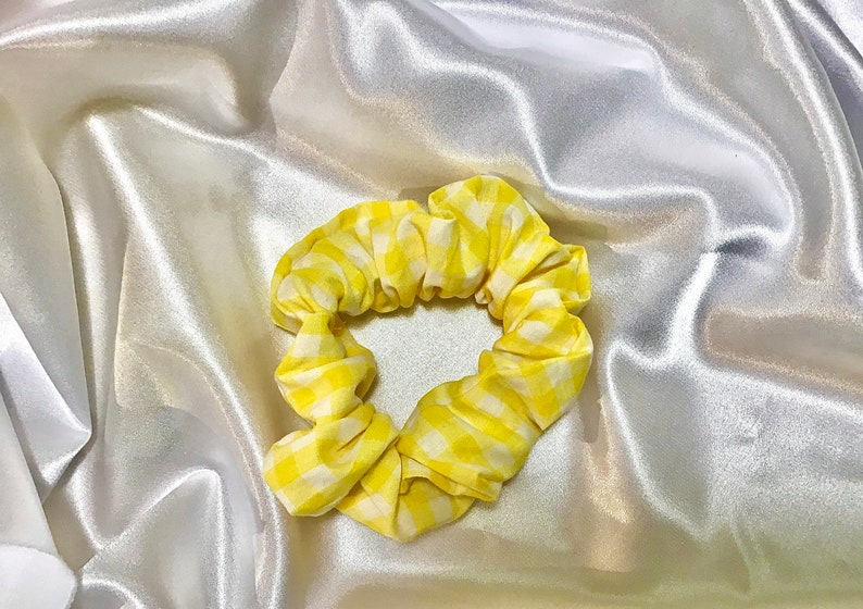 Amarillo afijado Scrunchie imagen 2