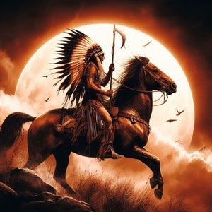 Könnte beinhalten: Ein indianischer Mann reitet ein braunes Pferd vor dem Hintergrund eines großen orangefarbenen Mondes und Wolken. Der Mann trägt ein traditionelles Kopfschmuck mit Federn und hält eine Lanze.