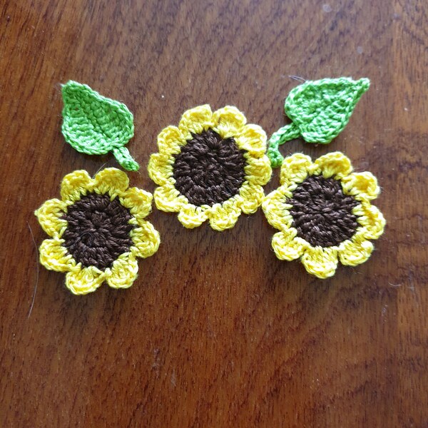 set of yellow flowers with leaves appliques, crochet flower applique, yellow flowers, crochet flower decorations, applique fleur au crochet