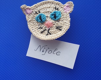 Aplique de gato de crochet: adorno artesanal de algodón hecho a mano
