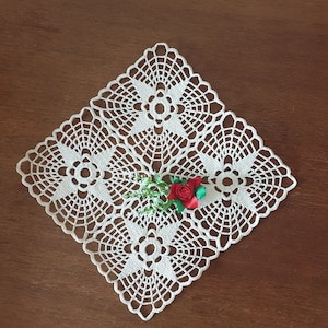 Light creame midi small crochet doily, lace crochet doily, crochet doilies, coaster,  crochet cat applique, crochet napkin