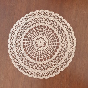 Lace Häkeldeckchen: Hellcremefarbener Untersetzer aus Baumwolle, Akzent 22 cm