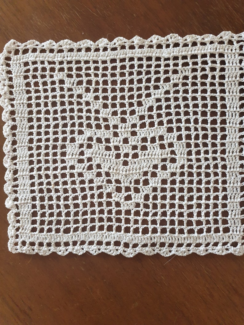 Small crochet doily, lace crochet doily, crochet Valentine's day doilies, coaster, crochet napkin, home decor zdjęcie 2