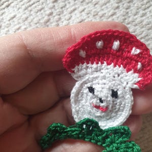 applique petit champignon au crochet, applique champignon, applique champignon champignon vénéneux, motif forêt, applique au crochet pour couverture