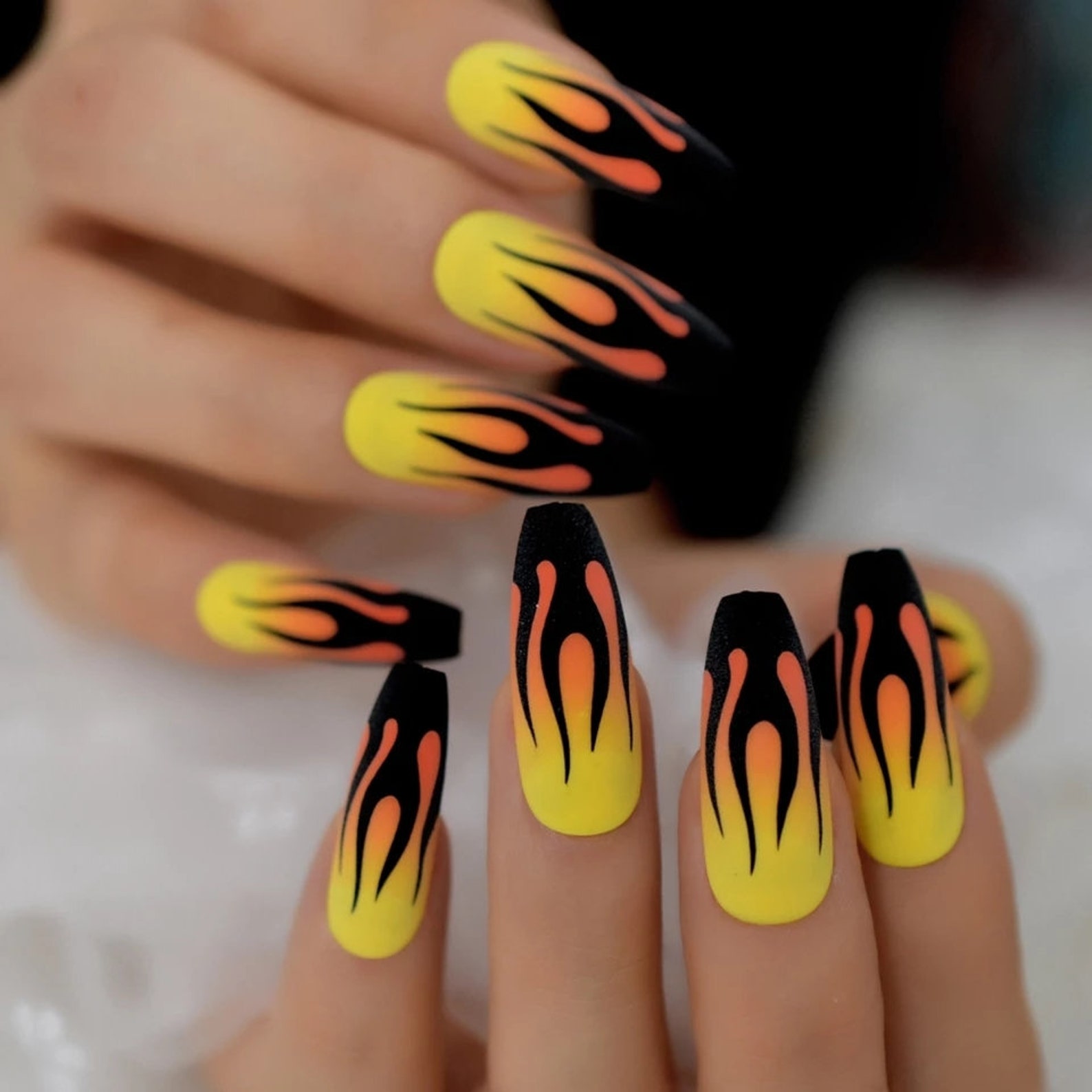 Дизайн ногтей огонь. Ногти с огнем. Маникюр на длинные ногти огонь. Маникюр пламя. Дизайн ногтей желтый с черным.