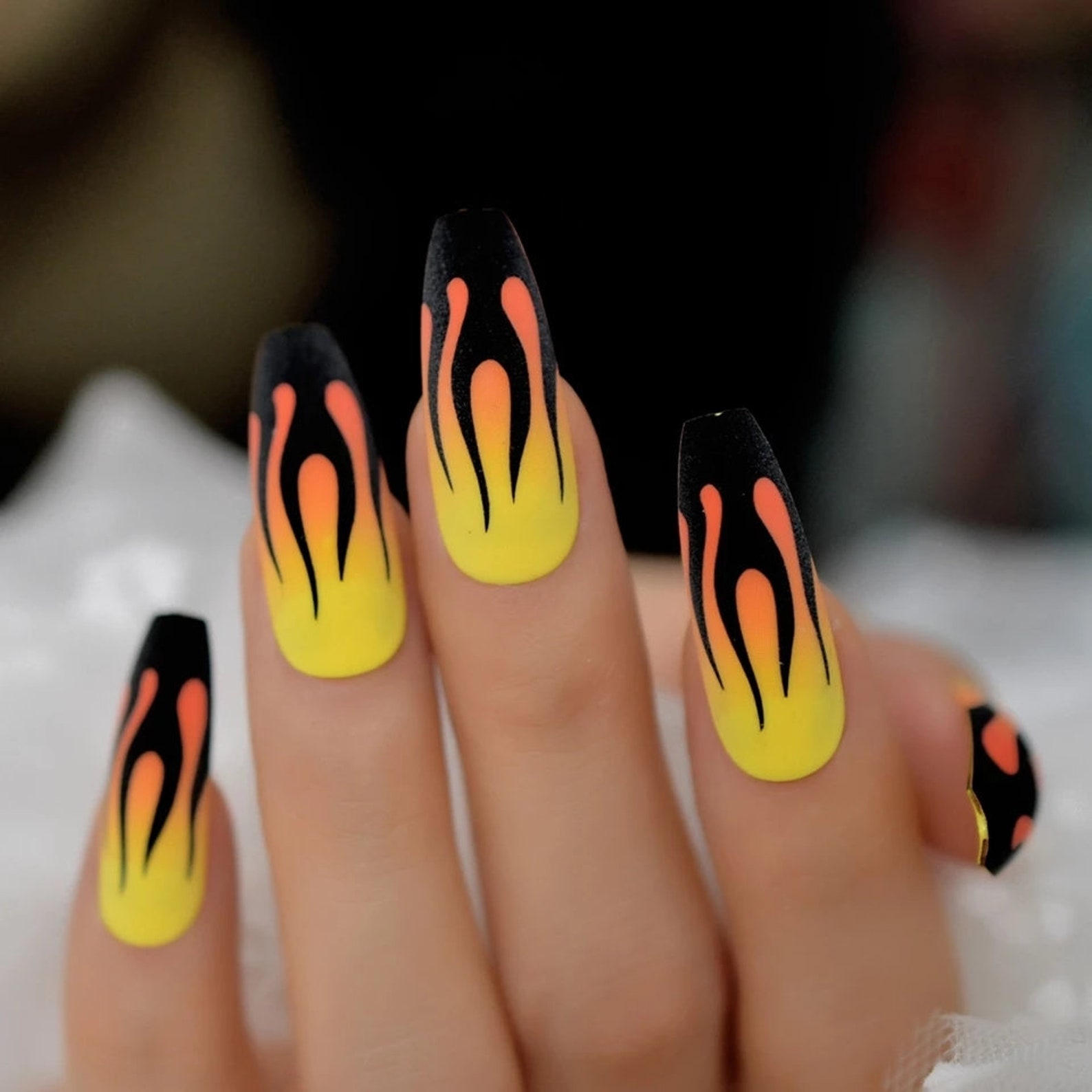 Дизайн ногтей огонь. Желто оранжевые ногти. Маникюр пламя. Ногти с огоньком. Маникюр на длинные ногти огонь.