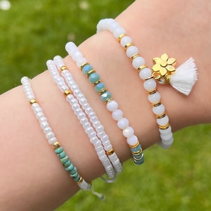 Armband mit Blume/Quaste Anhänger, weiß