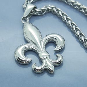 Collier pendentif fleur de lys héraldique fleur de lys