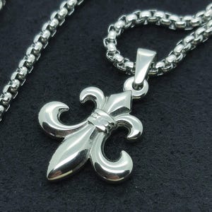 Fleur de Lis Pendant Necklace Flower De Luce Heraldry Fashion