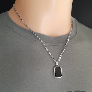Collier minimaliste à pendentif rectangulaire en onyx noir