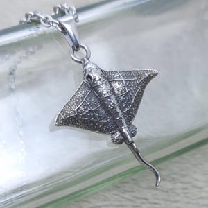 Collana con ciondolo a forma di razza, gioielli a tema marino per uomo.