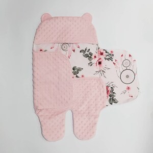 新生児用ジャンプスーツ。カーシート、デッキチェア、ベビーカー用のブランケットのようなデザイン。男の子にも女の子にもぴったりの、暖かいブランケットです。