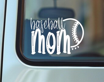 Puede incluir: Calcomanía de vinilo blanco con el texto "baseball mom" y un gráfico de béisbol. La calcomanía está en una ventana de automóvil.