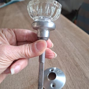 Vintage gefacetteerde glazen deurknop met een diameter van 5 cm op een stalen schacht