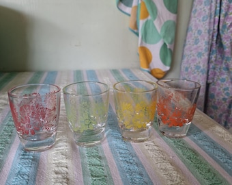 Vintage florale Schnapsgläser x 4. Niedliches Blumenmuster in rot, orange, gelb und grün
