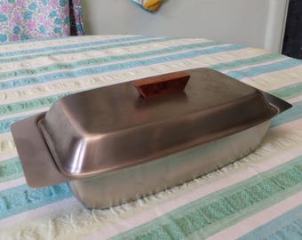 Mantequera antigua de acero inoxidable, con asa de madera en la tapa.