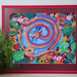 Op de afbeelding: Kleurrijk kunstwerk van een opgerolde slang met een rood en oranje lichaam, omringd door weelderig gebladerte en bloemen. De schildering is ingelijst in een rode houten lijst. De slang heeft een lange tong en staat tegen een blauwe achtergrond met regendruppels.