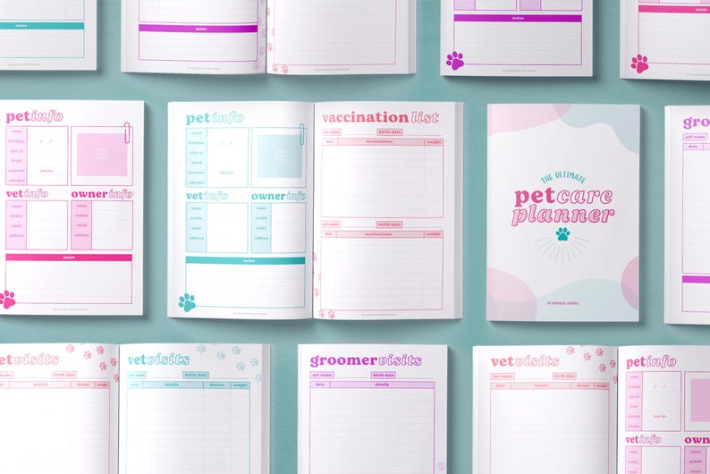 Peut inclure: Un planificateur de soins pour animaux de compagnie rose et bleu avec une empreinte de patte et le texte "The Ultimate Petcare Planner". Le planificateur comprend des pages pour les informations sur les animaux de compagnie, les visites chez le v&eacute;t&eacute;rinaire, les dossiers de vaccination et les visites chez le toiletteur.