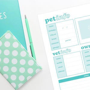 Peut inclure: Une feuille d'information sur les animaux de compagnie imprimable avec des sections pour les informations sur l'animal, les informations sur le v&eacute;t&eacute;rinaire et les informations sur le propri&eacute;taire. La feuille est de couleur turquoise et blanche avec un motif &agrave; pois sur le fond.