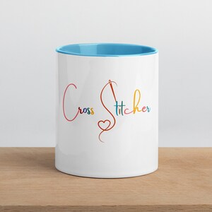 Kreuz Stitchers Tasse. Geschenk für Kreuzstich-Enthusiasten. Tassen für Mama, Mutter, Oma, Grammy, Nana, Mimi. Tasse mit Farbe innen.