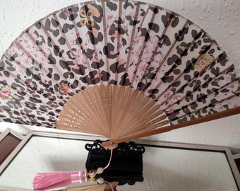 Fächer im Leopardenmuster-Stil