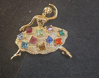Broche ballerine vintage dorée avec strass multicolores.