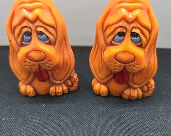 Salière et poivrière en plastique Basset Hound Dog des années 1970 MCM