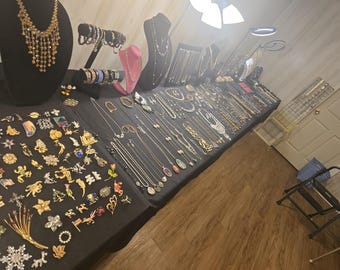 Lot de bijoux vintage à maintenant portable, boîte mystère aléatoire de 2 livres