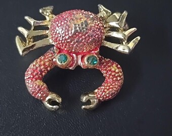 Épingle mignonne petite crabe rouge avec pinces mobiles et yeux verts