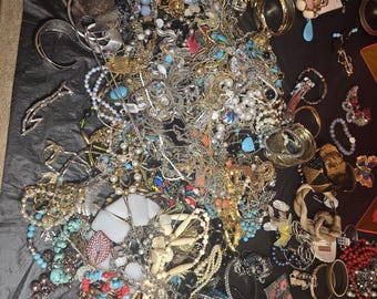 Lot de bijoux vintage à maintenant portable, boîte mystère aléatoire de 4 livres