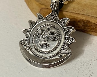 酸化スターリングシルバーの太陽ペンダント、18Kゴールドセンター