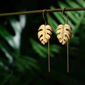 Dangle gold leaf earrings. Gold monstera leaf earrings. Handmade leaf earrings. Gold palm leaf earrings. 18k gold earrings online shopping.