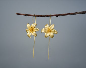 Gouden bloem oorbellen. 18k gouden oorbellen met hangende bloemen. Vergulde zilveren oorbellen gouden bloem. Lange vergulde handgemaakte oorbellen.