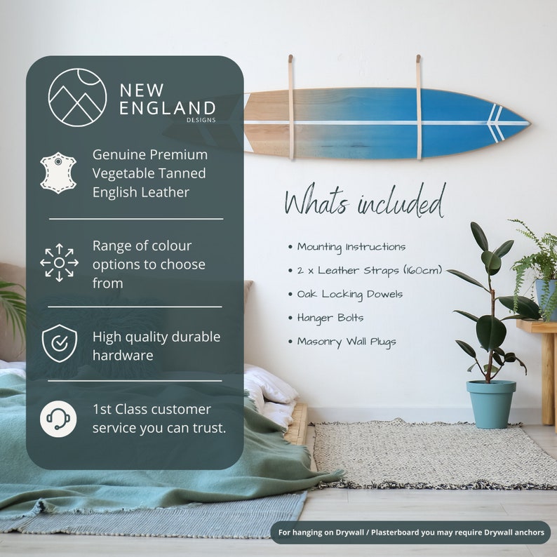 K&ouml;nnte beinhalten: Eine Surfboard-Wandhalterung aus Holz mit einem blauen und wei&szlig;en Farbverlauf. Sie enth&auml;lt zwei Lederriemen, Eichen-Verriegelungsd&uuml;bel, H&auml;ngebolzen und Maueranker. Die Halterung ist an einer wei&szlig;en Wand mit einer gr&uuml;nen Pflanze in einem blauen Topf befestigt.