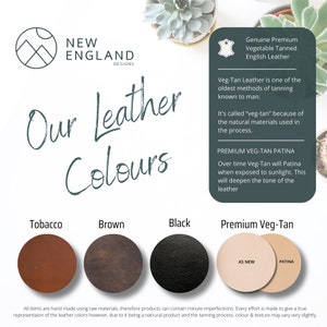 K&ouml;nnte beinhalten: Eine Grafik, die die verschiedenen verf&uuml;gbaren Lederfarben zeigt. Die Farben sind Tabak, Braun, Schwarz und Premium-Vegetabil-Gegerbt. Der Text "Unsere Lederfarben" ist in einer gro&szlig;en, stilisierten Schrift geschrieben. Der Text "New England Designs" ist in einer kleineren Schrift geschrieben. Der Text "Echtes Premium-Vegetabil-Gegerbtes Englisch Leder" ist in einer kleineren Schrift geschrieben. Der Text "Vegetabil-Gegerbtes Leder ist eine der &auml;ltesten bekannten Gerbmethoden." ist in einer kleineren Schrift geschrieben. Der Text "Es wird "vegetabil-gegerbt" genannt, weil nat&uuml;rliche Materialien im Prozess verwendet werden." ist in einer kleineren Schrift geschrieben. Der Text "PREMIUM VEG-TAN PATINA" ist in einer kleineren Schrift geschrieben. Der Text "Im Laufe der Zeit wird Vegetabil-Gegerbtes Leder eine Patina entwickeln, wenn es dem Sonnenlicht ausgesetzt wird. Dies wird den Farbton des Leders vertiefen." ist in einer kleineren Schrift geschrieben.