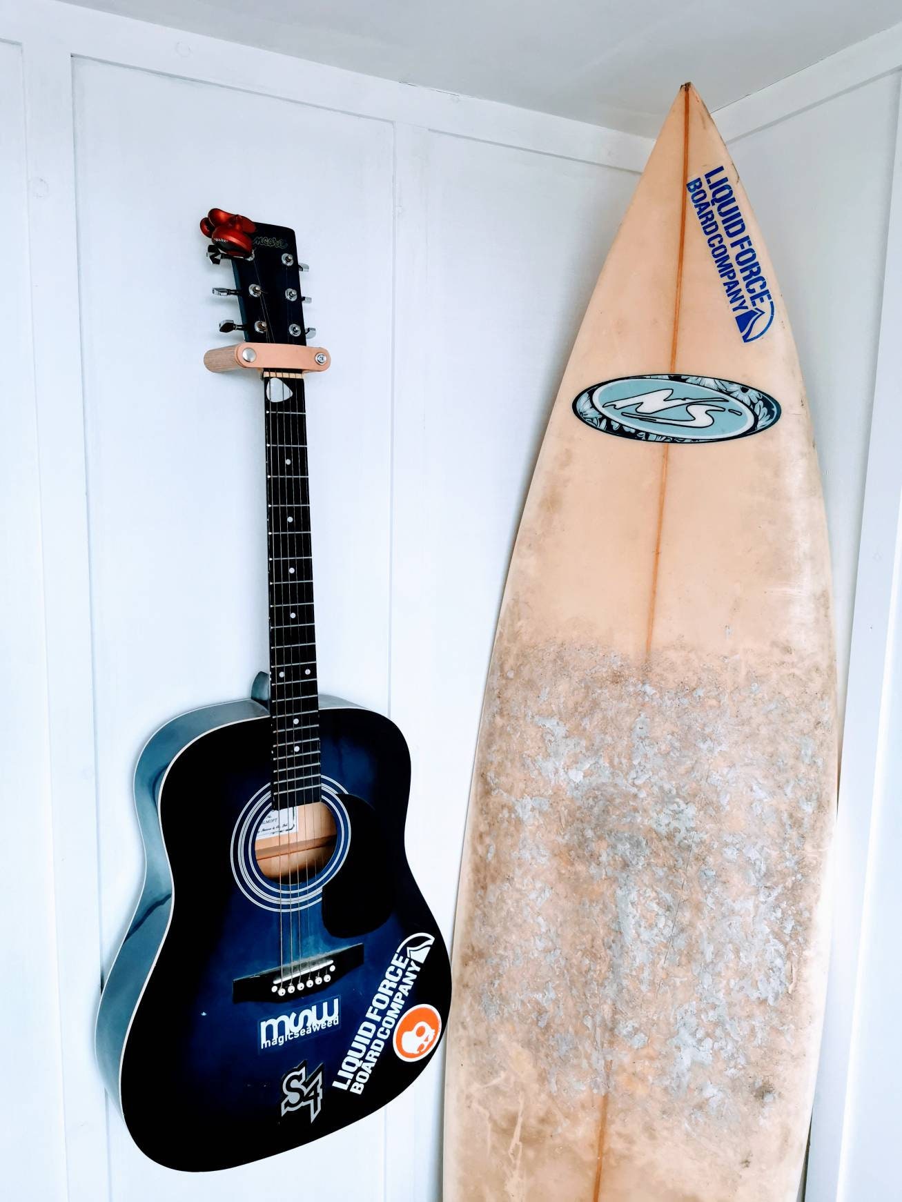 NU chêne angulaire de guitare support mural pour guitare - accrocher votre  guitare sur le mur à un angle.