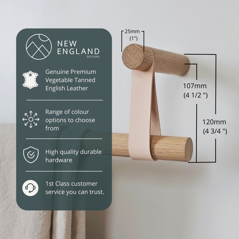 Puede incluir: Un toallero de madera con una correa de cuero, que mide 120 mm de largo y 107 mm de alto. La barra es de madera natural y tiene un aspecto r&uacute;stico. La correa de cuero es de color marr&oacute;n claro y est&aacute; unida a la barra con dos tornillos de metal. La barra est&aacute; montada en una pared blanca.