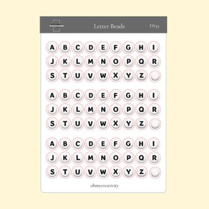 Könnte beinhalten: Ein Bogen mit Buchstabenperlen mit dem Alphabet von A bis Z. Jeder Buchstabe ist in schwarzer Schrift in einem weißen Kreis mit roter Umrandung gedruckt. Der Bogen trägt den Text "Letter Beads" und "ohmycreativity".