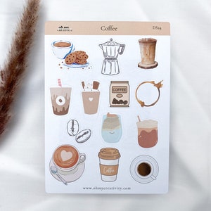 Könnte beinhalten: Ein Stickerbogen mit Illustrationen zum Thema Kaffee. Designs umfassen Kaffeetassen, eine Kaffeemaschine, Kaffeebohnen und einen Kaffeebeutel. Das Wort "Coffee" steht oben, und die Website-Adresse www.ohmycreativity.com steht unten.