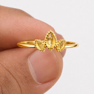 Anillo de citrino, anillo de plata 925, anillo de tres piedras, anillo minimalista chapado en oro de 18k, anillo de piedra natal, anillos apilables, regalo de aniversario para ella.
