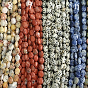 Peut inclure: Assortiment de 10 brins de perles de pierres précieuses, chaque brin présentant un motif et une couleur différents. Les perles sont lisses et rondes, avec une finition polie. Les couleurs comprennent le vert, le brun, le rouge, le blanc, le bleu et le multicolore.