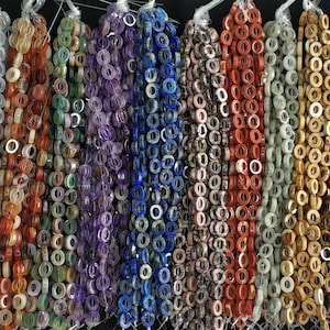 Puede incluir: Surtido de 20 hilos de cuentas de piedras preciosas, cada hilo presenta un color y tipo de piedra diferente. Las cuentas son peque&ntilde;as y redondas con un agujero en el centro, perfectas para la elaboraci&oacute;n de joyas.