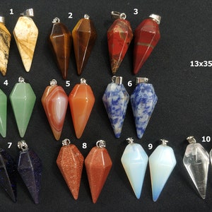 Puede incluir: Diez pares de colgantes de piedras preciosas en varios colores y formas, cada uno mide 13x35mm. Los colgantes están numerados del 1 al 10, y cada par es idéntico. Los colgantes están hechos de piedras preciosas naturales, incluyendo ojo de tigre, jaspe rojo, aventurina verde, ágata, ágata azul, amatista, piedra solar, jaspe rojo, ópalo y cuarzo transparente.