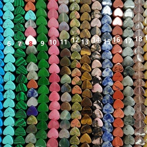 Peut inclure: Un brin de 23 perles en forme de cœur en pierres précieuses, chaque perle est d'une couleur et d'un type de pierre différents. Les perles sont enfilées sur un fil transparent. Les perles sont numérotées de 1 à 23.