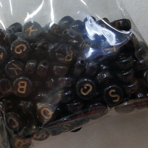 200pcs de 4x7mm negro acrílico redondo cuentas, con letras de oro, cuentas del alfabeto MIXED