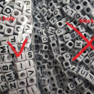 300 Uds. De cuentas cúbicas acrílicas blancas de 5x5x5mm con letras negras A-Z, alta calidad con agujero blanco, cuentas de pulsera, cuentas con orificio grande