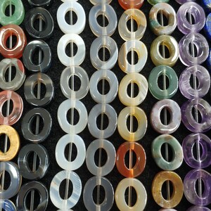 Puede incluir: Una hebra de cuentas de piedras preciosas en forma de rosquilla en varios colores, incluidos azul, verde, morado, rojo, marr&oacute;n y blanco. Las cuentas est&aacute;n enhebradas en un alambre y est&aacute;n listas para usarse en la elaboraci&oacute;n de joyas.
