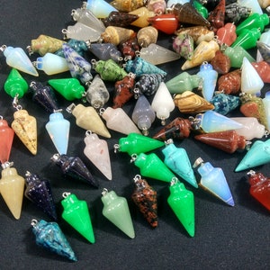 Puede incluir: Una colección de colgantes de piedras preciosas de colores en forma de punta. Los colgantes están hechos de varios tipos de piedras, incluyendo amatista, ágata y jaspe. Todos están encordados en cadenas de plata.